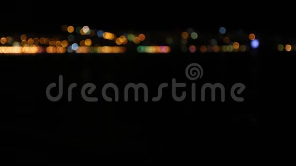 在远处分散了夜晚城市的灯光视频的预览图