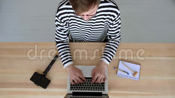 人在笔记本电脑上工作上景视频的预览图