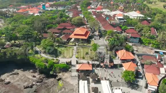 在印度尼西亚巴厘岛塔巴南的PuraTanahLot寺的鸟瞰图4K视频的预览图