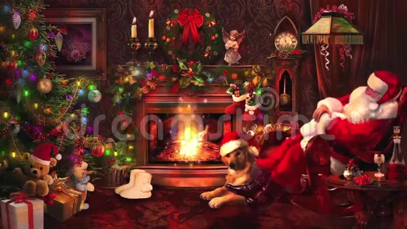圣诞老人在壁炉旁休息房间里装饰着有圣诞树的花环视频的预览图