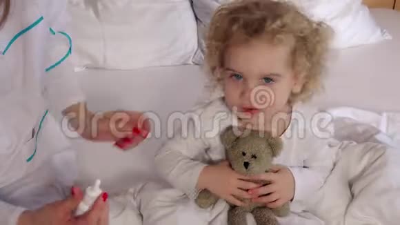 小儿科医生用鼻喷剂闷鼻可爱女病人视频的预览图
