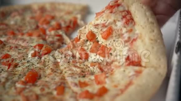 新鲜准备的传统素食披萨上面有奶酪和番茄视频的预览图