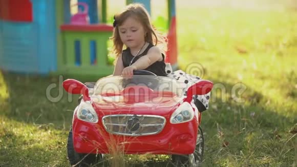 小女孩骑着一辆红色的车视频的预览图