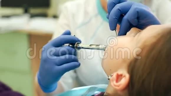 牙医给一个小女孩注射了一种局部麻醉剂视频的预览图