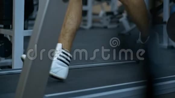 健身房里强壮的男人健身者在健身房里跑步视频的预览图
