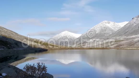 美丽的山景在清澈的湖面上倒影全景视频的预览图
