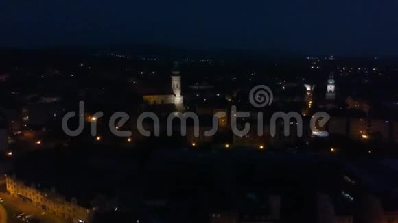波兰无人机提供的夜间城市景观视频的预览图
