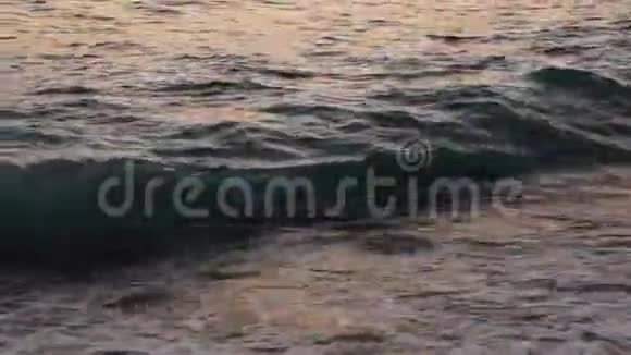 日落时平静的黑海冲浪视频的预览图