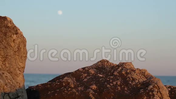 海边的月亮和悬崖视频的预览图