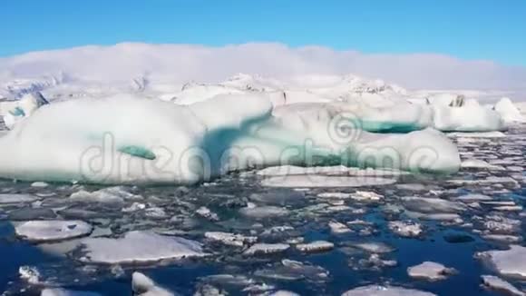 冰山湖冰岛冰川海滩空中无人机视频的预览图