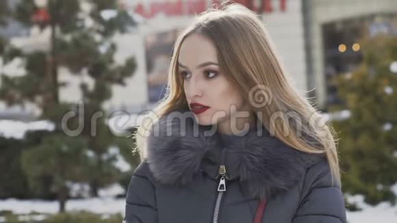 一位年轻漂亮女子在镜头前摆姿势的街景视频的预览图