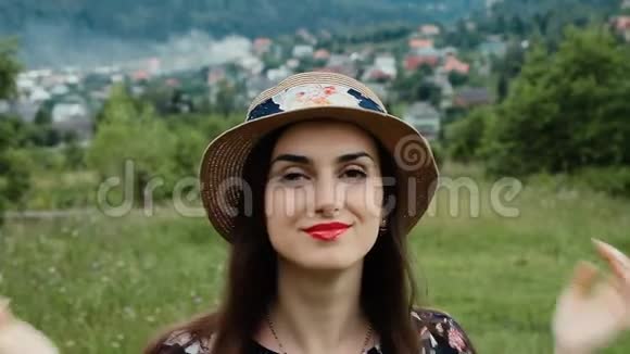 户外特写美丽的女性脸与完美的皮肤和性感的红唇肖像夏帽少女视频的预览图