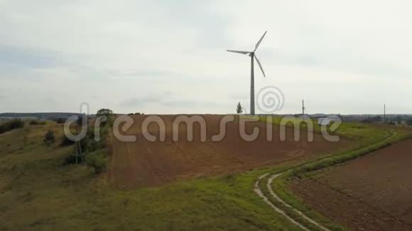 高空观小型单风机旋转速度快有农业田的夏季农村视频的预览图