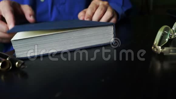 人在翻开一本书翻页视频的预览图