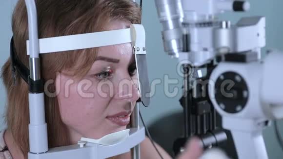 眼科医生检查女人的眼睛视频的预览图