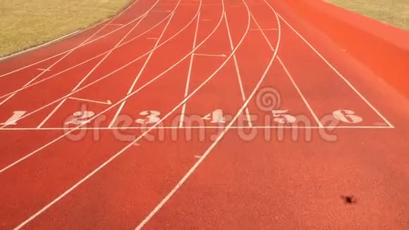 在红色体育场上空飞行跑道与线路一致视频的预览图