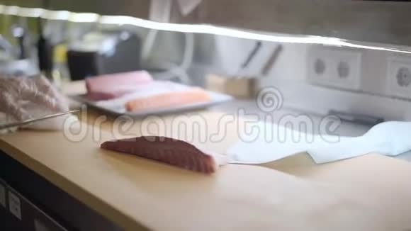 日本寿司主厨切鲜鱼生鱼片视频的预览图