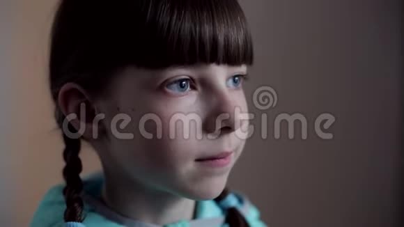 高加索少女的特写肖像视频的预览图