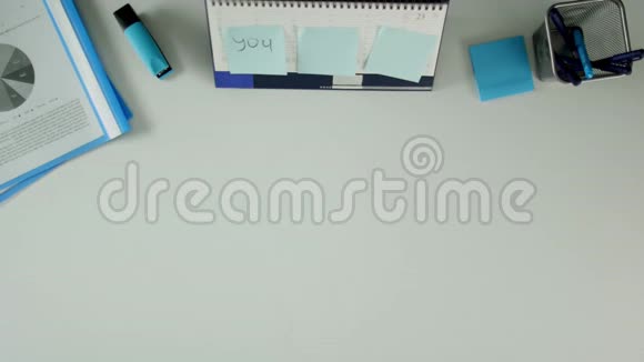 一个男人坐在桌子旁在贴纸上写字你需要一份工作视频的预览图