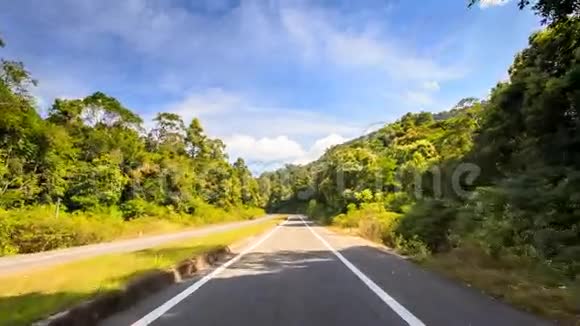 摄像机沿公路独立线路移动植物阴影侧视频的预览图