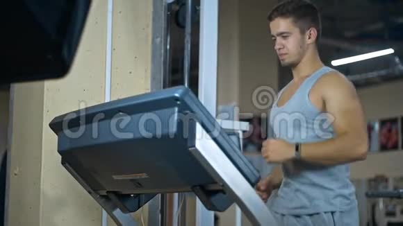 健身房里强壮的男人健身者在健身房里跑步视频的预览图
