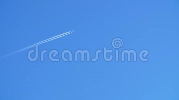 高空飞行的喷气客机在晴朗的蓝天上留下了痕迹视频的预览图