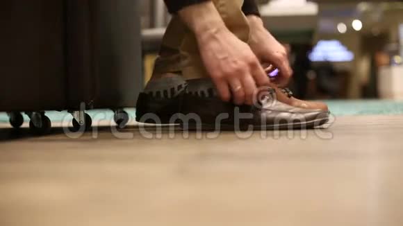 男人在商店里试穿新鞋视频的预览图