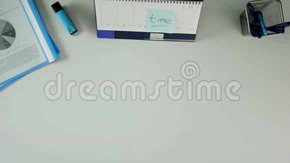 一个男人坐在一张桌子前把单词粘在贴纸上咖啡时间视频的预览图