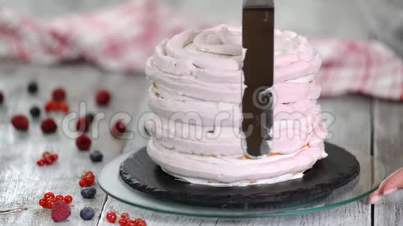 女性糕点厨师的手制作美味的海绵蛋糕层和一个鲜奶油使用旋转蛋糕架视频的预览图