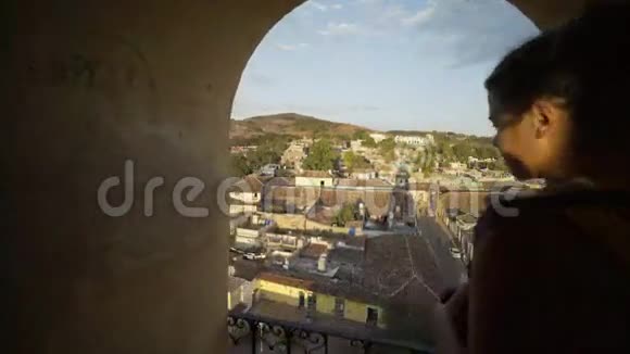 老特立尼达瓷砖屋顶俯视图视频的预览图
