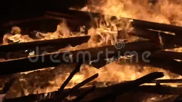 大夜火烧板视频的预览图