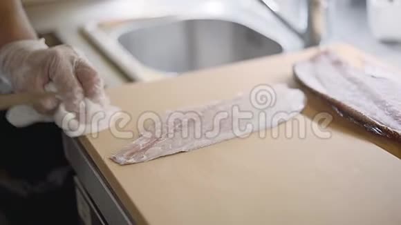 厨师在木板上切鲜鱼做生鱼片视频的预览图