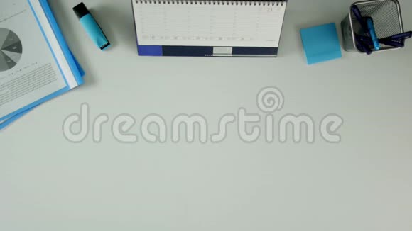 一个男人坐在一张桌子上把单词粘在贴纸上你需要一份工作视频的预览图