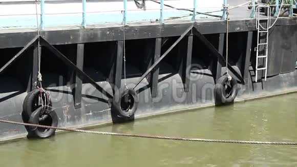 船上漂浮的轮胎视频的预览图