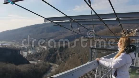 空中人行天桥建设过深渊天桥观景台女人享受阳光和风景视频的预览图