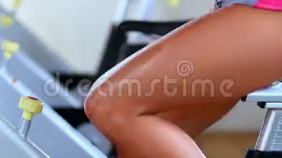 女性的腿在健身房骑运动自行车锻炼女性腿视频的预览图