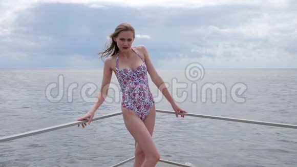 海边海边穿着泳装微笑的年轻女子身材健美身材苗条视频的预览图