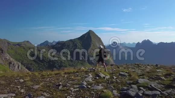 一个背着背包的女孩在山里旅行视频的预览图