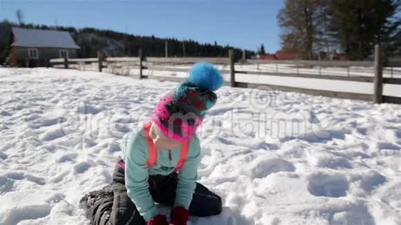 嬉戏的女孩在镜头前扔雪球享受外面温暖的冬天天气有娱乐户外活动的女性儿童视频的预览图