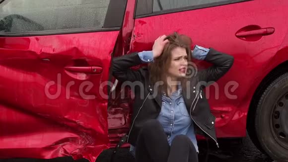 一个女人在雨中的道路上发生了事故她受伤了害怕了视频的预览图