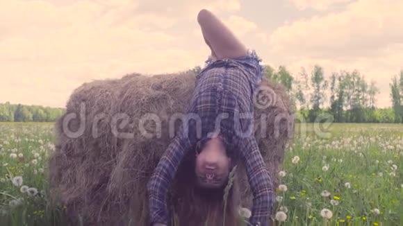 从干草堆里掉下来的年轻女人视频的预览图