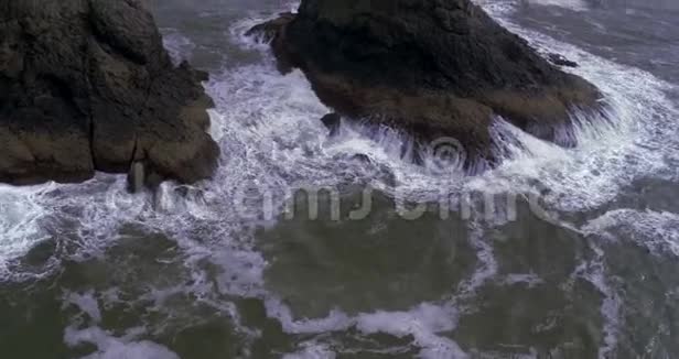 向海滩流动的空中海浪视频的预览图