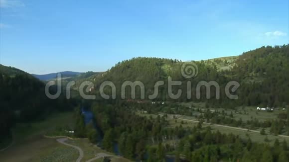 山谷山脉和溪流的空中拍摄视频的预览图