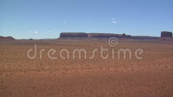 红色岩石沙漠有遥远的巴特视频的预览图