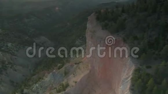 布莱斯峡谷国家公园环绕森林悬崖的空中射击视频的预览图
