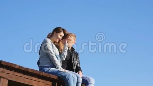 两个相爱的人坐在屋顶上视频的预览图