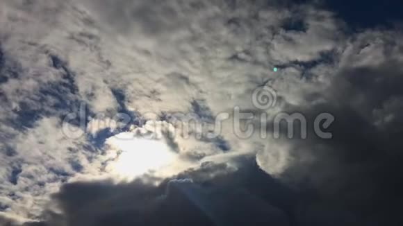 在阳光下飞舞的白云视频的预览图