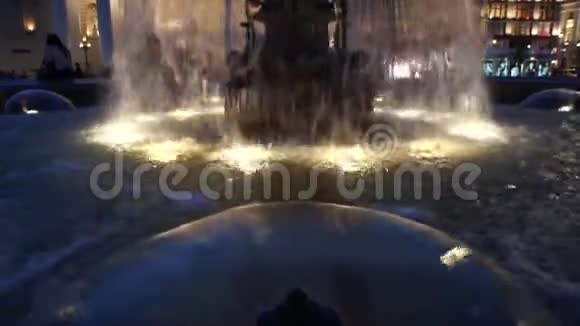 夜间照明喷泉特写视频的预览图