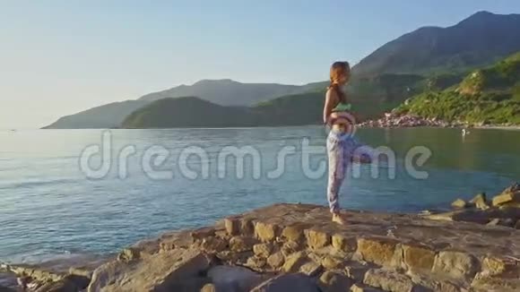 岩滩与丘陵景观的Flycam观景女孩视频的预览图
