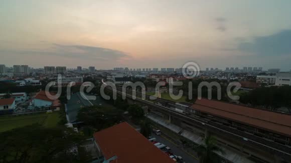新加坡尤诺斯市清晨公共交通的日出时间视频的预览图